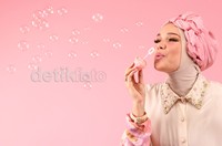 Namun, banyak dari tawaran tersebut memintanya nyanyi tanpa berhijab kala tampil di atas panggung. (Wardrobe by Dian Pelangi Boutique. Jl. Kemang Utara no. 51a)
