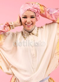 Masih banyak yang minta begitu. Nyanyi dong Dewi, tapi lepas hijab. Ya aku bilang nggak bisalah, tuturnya. (Wardrobe by Dian Pelangi Boutique. Jl. Kemang Utara no. 51a)