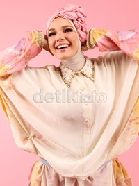 Ia juga mengatakan kerap ditawari akan dibayar berkali lipat untuk penampilannya. (Wardrobe by Dian Pelangi Boutique. Jl. Kemang Utara no. 51a)