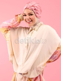 Udah kayak gitu tetap aku nggak mau. Semua orang butuh uang tapi kita lihat cara dapetnya gimana, nggak semua job harus diambil, tukas Dewi. (Wardrobe by Dian Pelangi Boutique. Jl. Kemang Utara no. 51a)
