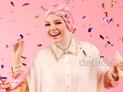 Keceriaan Dewi Sandra Sambut Tahun Baru