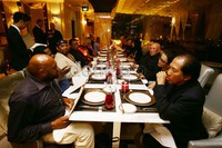 Suasana makan malam terasa hangat.