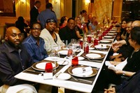 George Benson tampak menikmati acara makan malam bersama Chairul Tanjung.