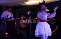 Jelang malam pergantian tahun, Geisha membesut lima tembang yang akrab di telinga pecinta musik tanah air.