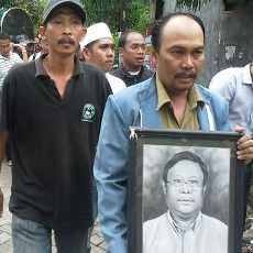 Pemakaman Pembina Suporter Persebaya Dihadiri Ratusan Bonek