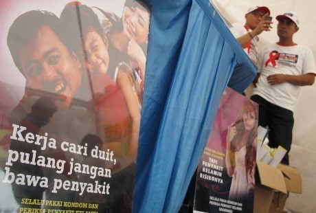 Desember: Bus Kondom Batal Keliling Jakarta