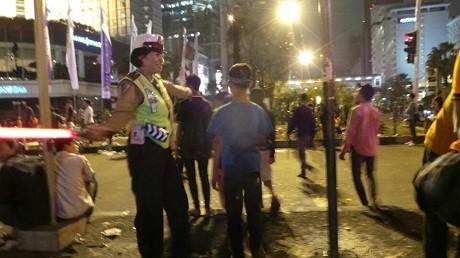 Sambil Nyanyi Bara Bere, Polwan Tia Bubarkan Warga yang Enggan Bubar di HI