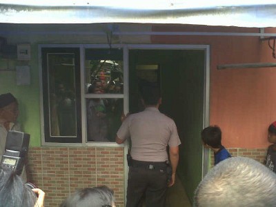 Usai Penggeledahan di Rempoa, Polisi Bawa 2 Plastik dan 1 Tabung Gas