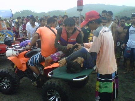 Mandi Saat Ombak Tinggi 2 Pengunjung Parangtritis Nyaris