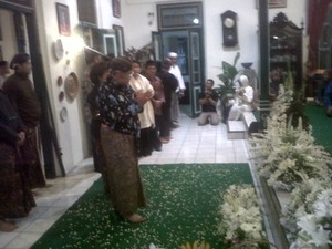 Hujan Tak Surutkan Ribuan Pelayat Datangi Rumah Duka GBPH Djoyokusumo