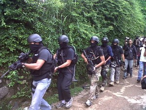 5 Petugas Jihandak Geledah Rumah Terduga Teroris di Rempoa
