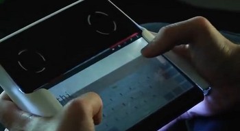 Grippity menggunakan sistem opersi Android Jelly Bean, layar capacitive multi-touch depan dan belakang, prosesor quadcore, IR transmitter, slot SD card, kapasitas penyimpanan internal 8GB,  baterai Li-ion 2.400 mAh dan Bluetooth.