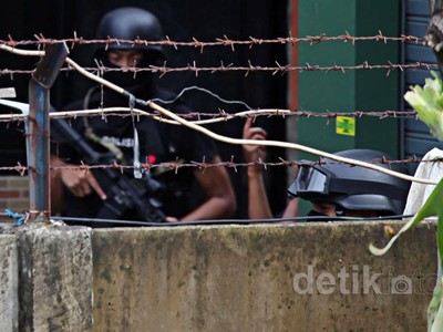 Polisi Geledah Rumah Dayat di Rempoa