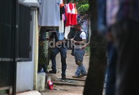Polisi menggeledah rumah yang dipakai oleh teroris kelompok Dayat kacamata di daerah Delima setu, Rempoa, Tanggerang Selatan, Rabu (01/01/2014)
