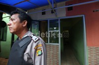 Rumah tersebut belakangan diketahui biasanya dihuni oleh Dayat alias Hidayat, salah satu dari keenam teroris yang tewas saat penggrebekan di di Kampung Sawah, Ciputat, Tanggerang Selatan.
