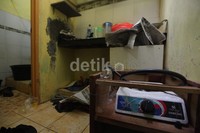 Beginilah kondisi dalam rumah dayat kacamata yang beralamat di Jl Delima Setu RT 8 RW 2, Kelurahan Rempoa, Tangerang Selatan
