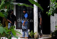 Beberapa barang, termasuk senjata rakitan beserta 9 butir peluru, disita dari dalam rumah tersebut