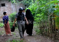 Anggota Densus juga membawa seorang wanita bercadar hitam yang merupakan istri Anton, Syifa Al Islam (19), mertua Bella Mao bollang (54), serta adik ipar Anton, Yahya (26).