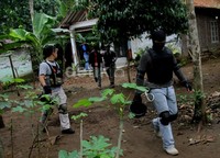 Dari informasi yang dikumpulkan, rumah Anton juga sempat dikait-kaitkan dengan aktivitas Abu Dujana yang ditangkap Densus 88 Antiteror di Desa Kebarongan, Kecamatan Kemranjen, Banyumas, pada tanggal 9 September 2007. Anton merupakan adik ipar Fauzan Fikri yang menghilang sejak penangkapan Abu Dujana.
