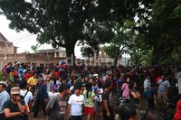 Mereka berdatangan ke lokasi meskipun akses masuk menuju lokasi sudah ditutup