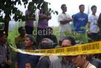 Warga berdatangan ke lokasi kejadian Penggerebekan teroris di kampung sawah, Ciputat, Tanggerang Selatan, Rabu (01/01/2014).