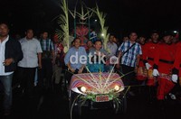 Jokowi bersama dengan Wagub Basuki Tjahja Purnama atau Ahok hadir ke Bunderan HI menggunakan mobil golf dari Balaikota.