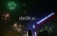 Tanpa jeda, bunga-bunga api itu tak hanya menerangi pergantian tahun 2014 tapi juga memekakkan telinga. Dor... Dor... Dor...