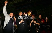 Chairul Tanjung juga ikut meniup terompet.