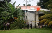Brimob terus menjaga rumah teroris kelompok Dayat Kacamata yang berada di Kampung Sawah, Ciputat, Tanggerang Selatan, Rabu (01/01/2014).