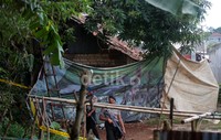Tampak rumah tersebut sudah ditutupi oleh terpal untuk keperluan penyelidikan oleh Tim Densus 88