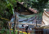 Seorang Brimob tampak menyisir lokasi