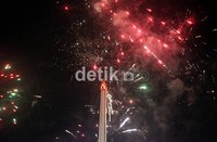 Di penghujung tahun tepat pada pukul 00.00 WIB, bertempat di Danau Arsipel TMII pengunjung disuguhi sebanyak 3.639 tembakan kembang api dan riuhnya terompet.