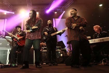 Sajian Energik Earth, Wind & Fire Tutup Akhir 2013