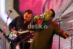 George Benson Manjakan Penggemarnya