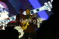 George Benson beraksi dengan gitarnya.