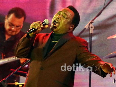 George Benson Manjakan Penggemarnya
