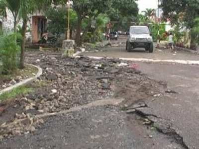 Imbas Banjir Malam Tahun Baru, Jalan-jalan Aspal Mengelupas