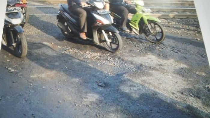 Hati-hati, Ada Jalan Berlubang Setelah Perlintasan KA di Pesanggrahan