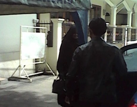 Darin Tebar Senyuman Usai Jenguk Luthfi Hasan Ishaaq