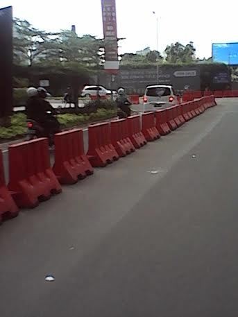 Pembatas Jalan di Depan Lotte Shopping Avenue Mall Bikin Macet