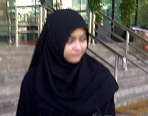 Ini Penampilan Terbaru Darin, Istri Muda Luthfi Hasan