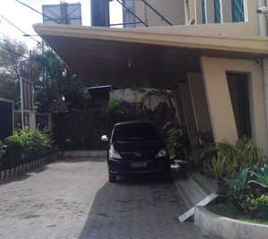 Dilarang MA, Ketua PN Jakpus Tetap Parkir Mobil di Teras Pengadilan