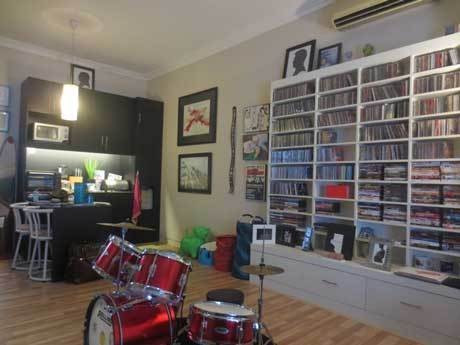 Rapi dan Ditata Sesuai Abjad, Rio Febrian Rajin Bersihkan Ribuan Koleksi CD-nya