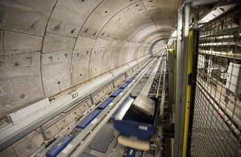 Bagasi melewati sebuah terowongan. (kredit foto: LHR Airports Limited)