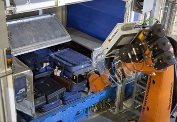 Sebuah mesin memilah bagasi berdasarkan berat, ukuran dan nomor penerbangan, sebelum masuk ke kontainer. (kredit foto: LHR Airports Limited)