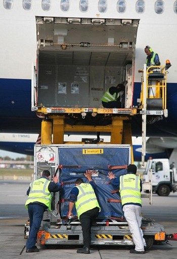 Pegawai bandara mulai memasukkan bagasi ke pesawat. (kredit foto: LHR Airports Limited)