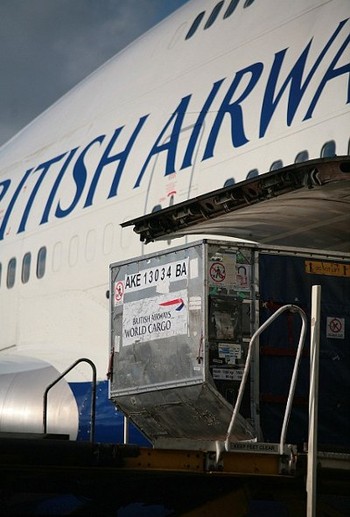 Salah satu kontainer yang membawa bagasi di pesawat British Airways. (kredit foto: LHR Airports Limited)