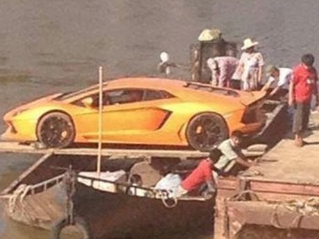Ketika Lamborghini Naik Perahu Kayu