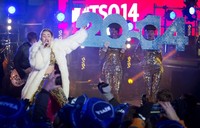 Tak hanya sendiri, mantan kekasih Liam Hemsworth itu juga ditemani oleh penari latar yang energik serta band pengiring. REUTERS/Carlo Allegri.