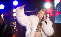 Lewat lagu 'Wrecking Ball', Miley mengajak para penonton untuk bernyanyi bersama. REUTERS/Carlo Allegri.     